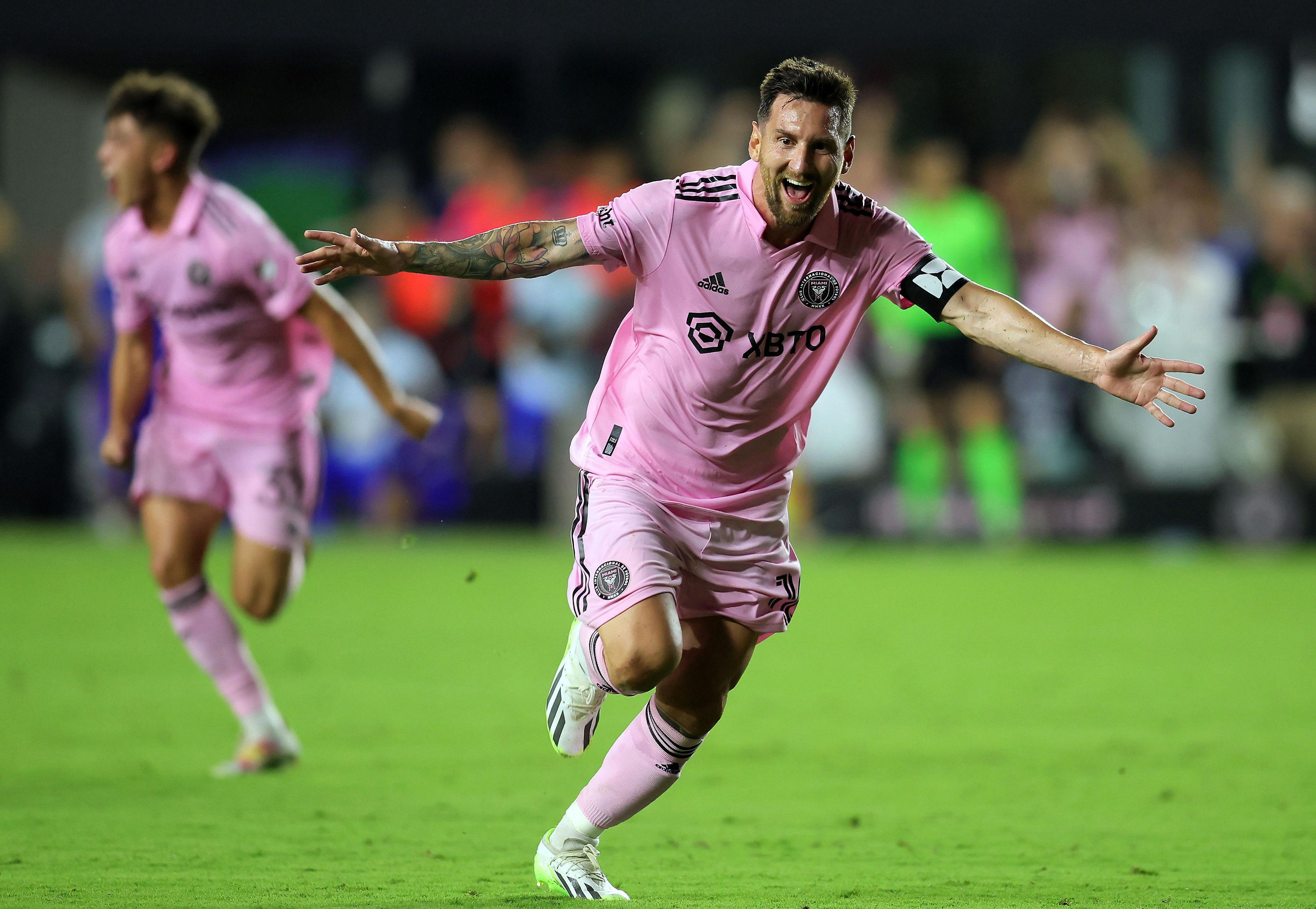 关于梅西重返赛场，表现优异首场状态出色，独行侠观众沸腾！观众掌声雷动的信息-爱游戏